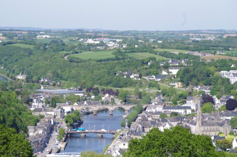 Vue d’ensemble de Châteaulin : la vallée, l’Aulne canalisée, le pont routier et le viaduc